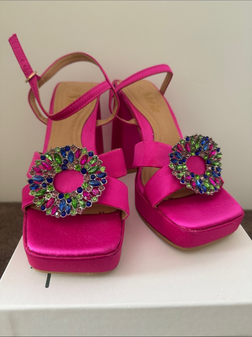 Women’s Hot Pink Jeweled Platform Sandals. Size 8.